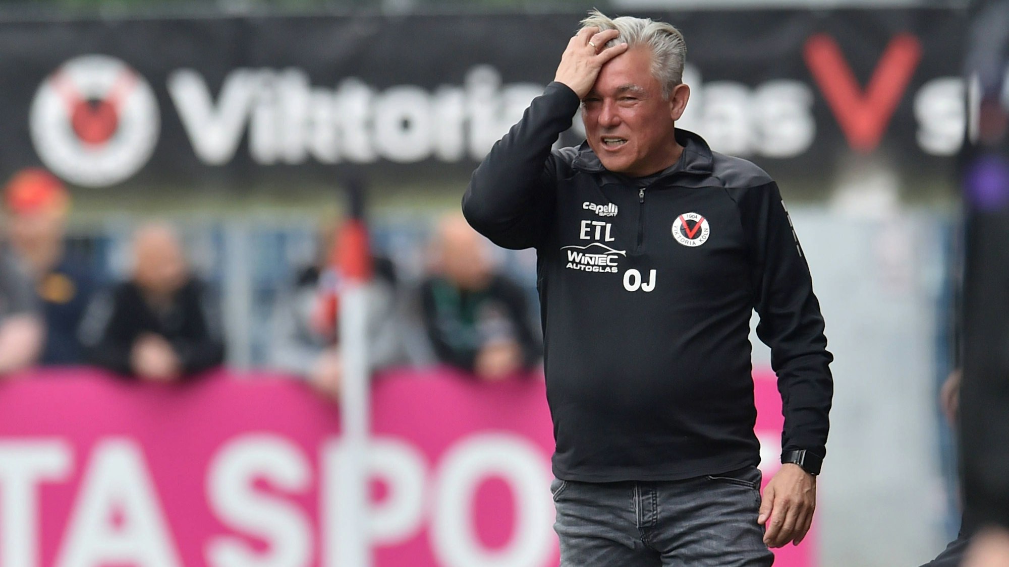 Fussball - 3. Liga - FC Viktoria Köln - VfL Osnabrück am 21.04.2023 im Stadion im Sportpark Höhenberg in Köln Trainer Olaf Janßen / Janssen Viktoria Koeln unzufrieden, enttäuscht, enttaeuscht, niedergeschlagen. *** Football 3 Liga FC Viktoria Cologne VfL Osnabrück on 21 04 2023 in the stadium in the Sportpark Höhenberg in Cologne coach Olaf Janßen Janssen Viktoria Cologne dissatisfied, disappointed, disappointed, depressed MT