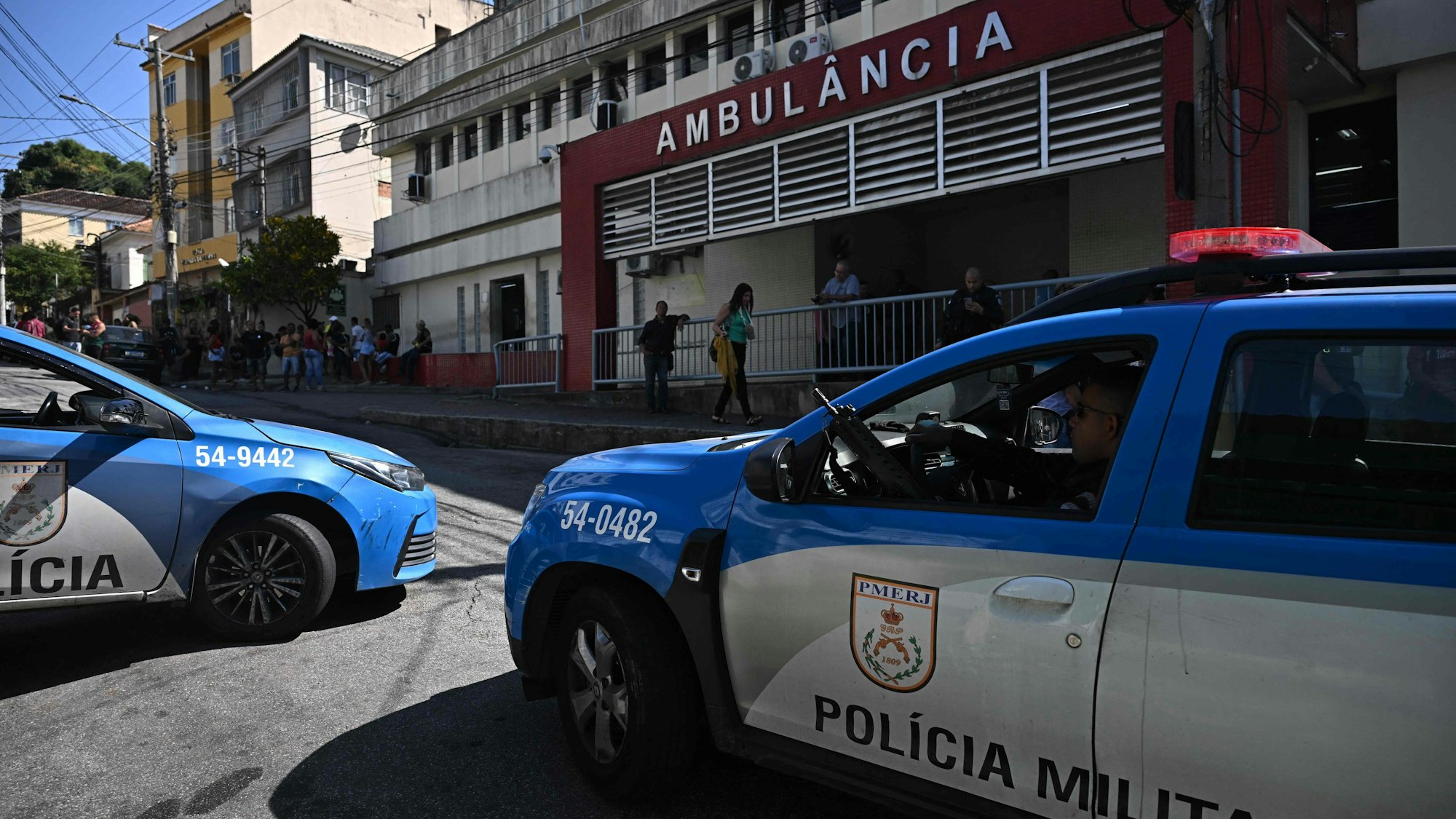 Fahrzeuge der Militärpolizei von Rio de Janeiro parken vor dem Krankenhaus Getulio Vargas, in das Verletzte und Tote nach einem Polizeieinsatz in der Favela Complexo da Penha in Rio de Janeiro, Brasilien, am 2. August 2023 eingeliefert wurden. Mindestens neun Menschen wurden am Mittwoch bei einem Polizeieinsatz gegen kriminelle Banden in einem Favela-Komplex in Rio de Janeiro getötet, wie die Behörden mitteilten - der letzte in einer Reihe von tödlichen Razzien der Sicherheitskräfte in ganz Brasilien. Mit der Razzia in Rio stieg die Zahl der Todesopfer des sechstägigen Polizeieinsatzes gegen Drogenbanden in Brasilien auf mindestens 42, darunter 14 im Bundesstaat Sao Paulo und 19 im nordöstlichen Bundesstaat Bahia.