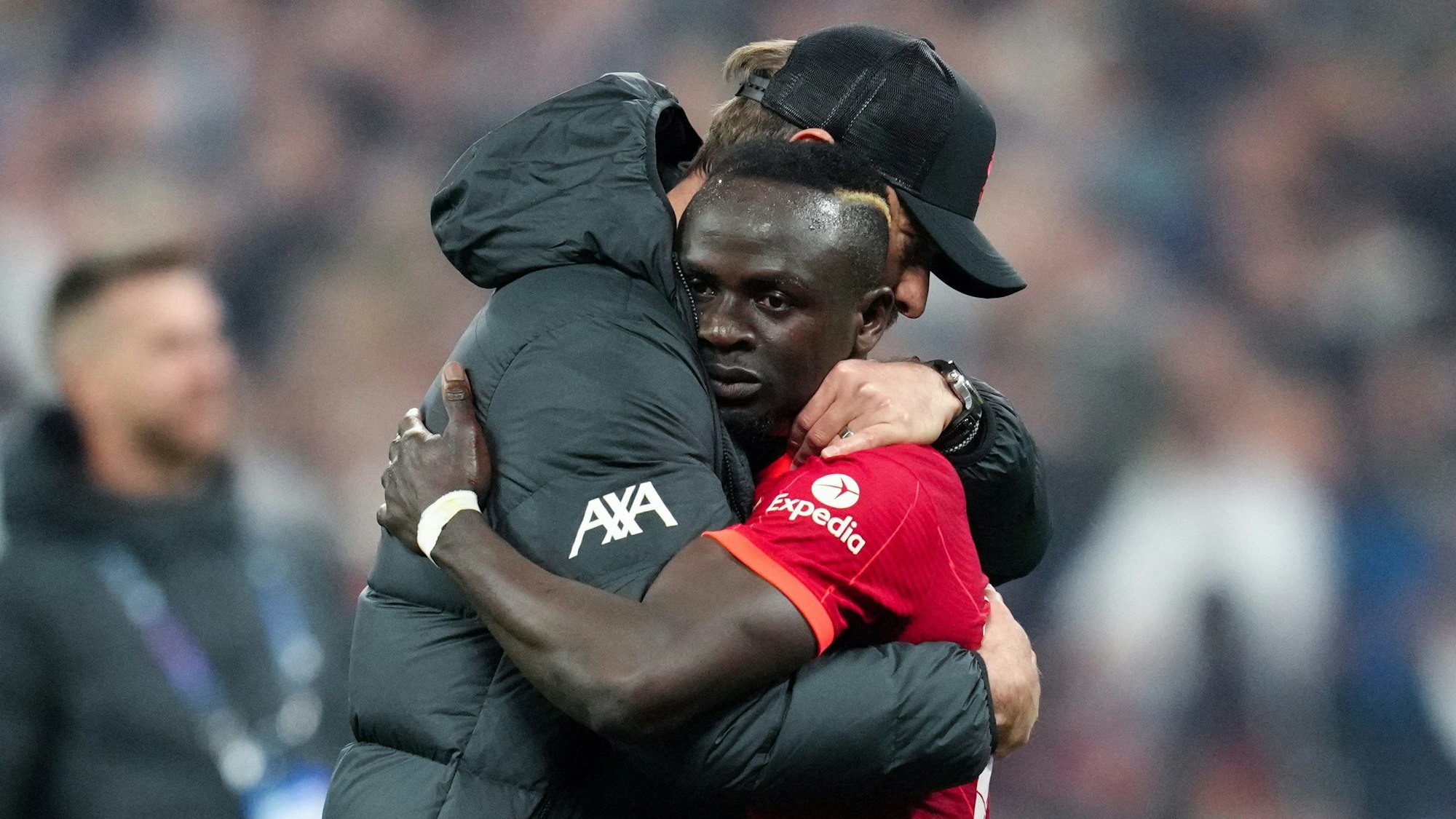 Liverpools Trainer Jürgen Klopp (l.) tröstet Sadio Mané nach einer Niederlage.