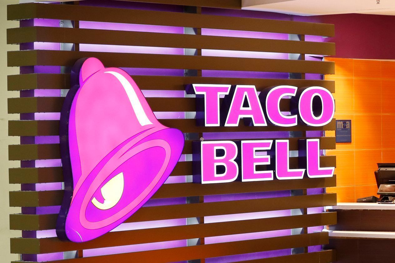 Das Taco Bell Logo mit einer Glocke ist im Inneren eines Restaurants zu sehen. (Symbolbild)