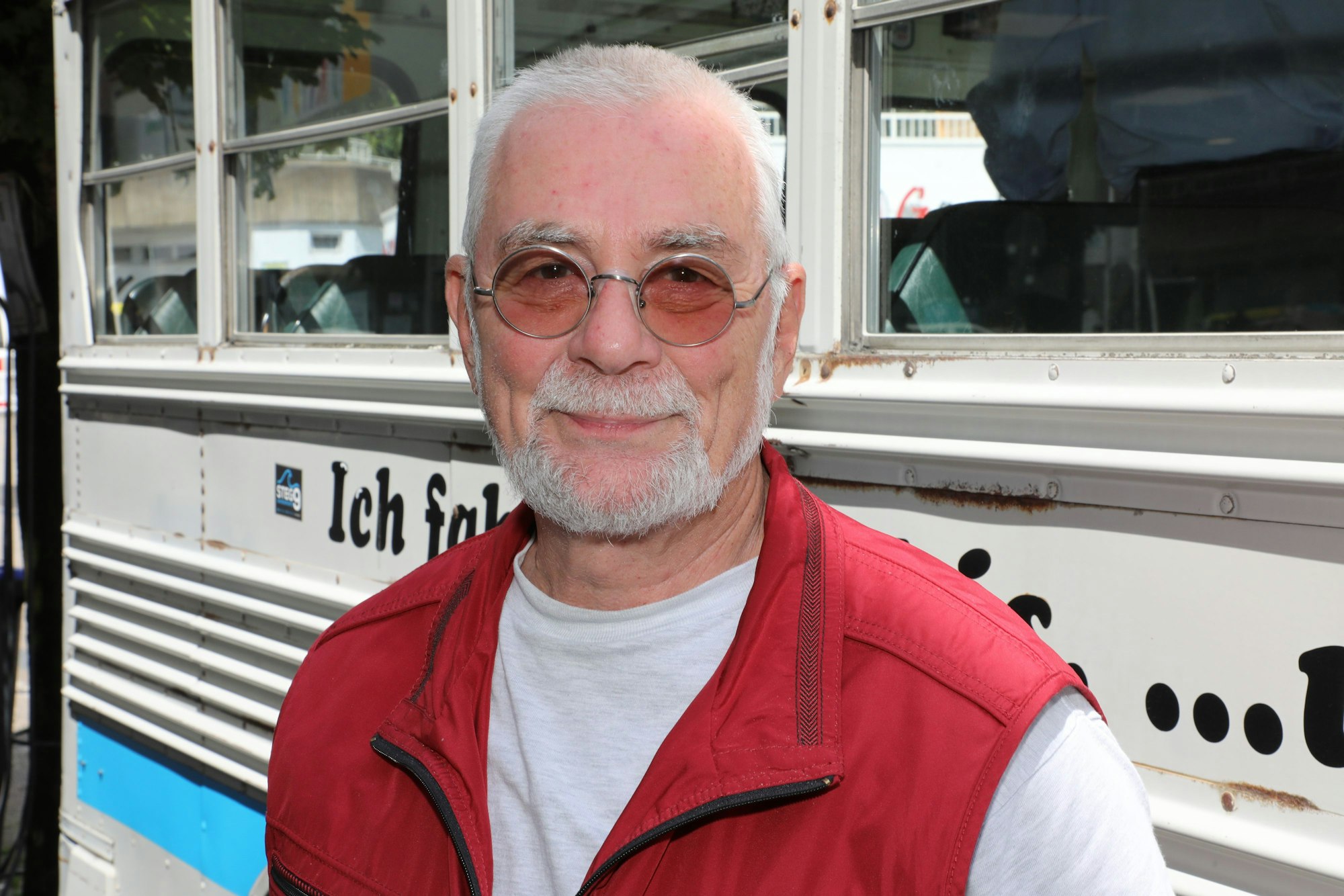 Bernd Giesecke steht vor dem Redaktionsmobil der mobilen Redaktion in der Bensberger Schloßstraße.