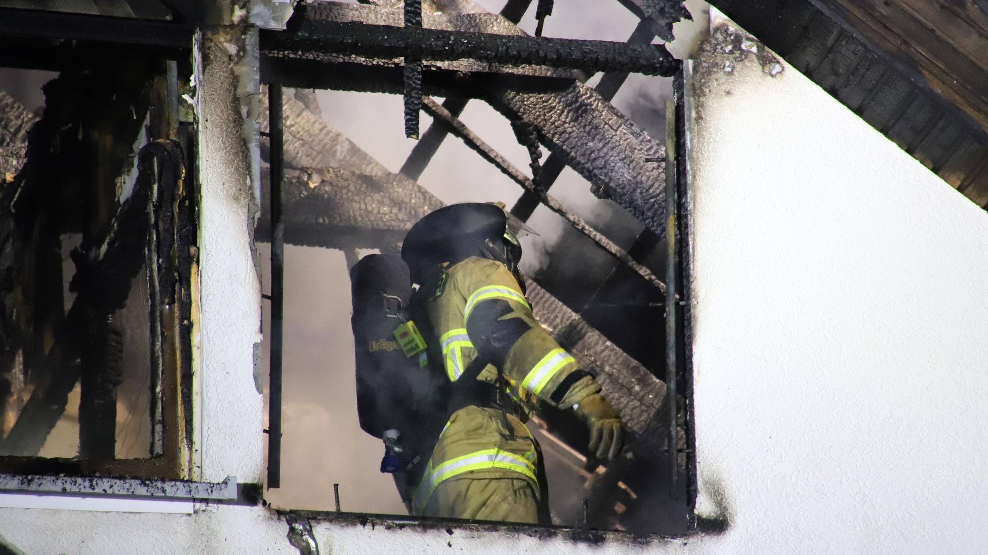 Feuerwehrleute löschten letzte Glutnester ab, Sie standen zwischen verkohlten Dachbalken und konnten in den Himmel schauen.