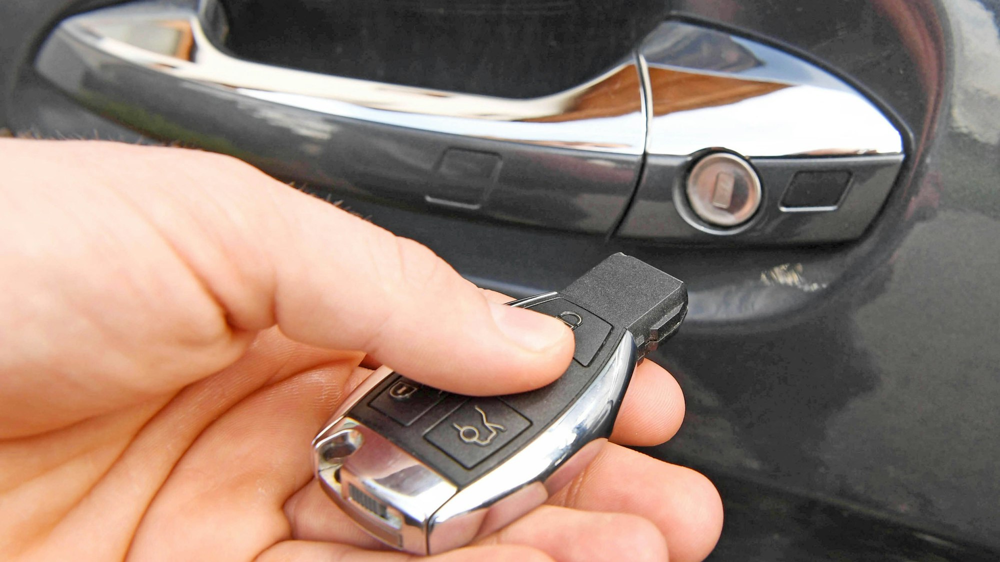 Der Keyless Go Schlüssel eines Geländewagens.
