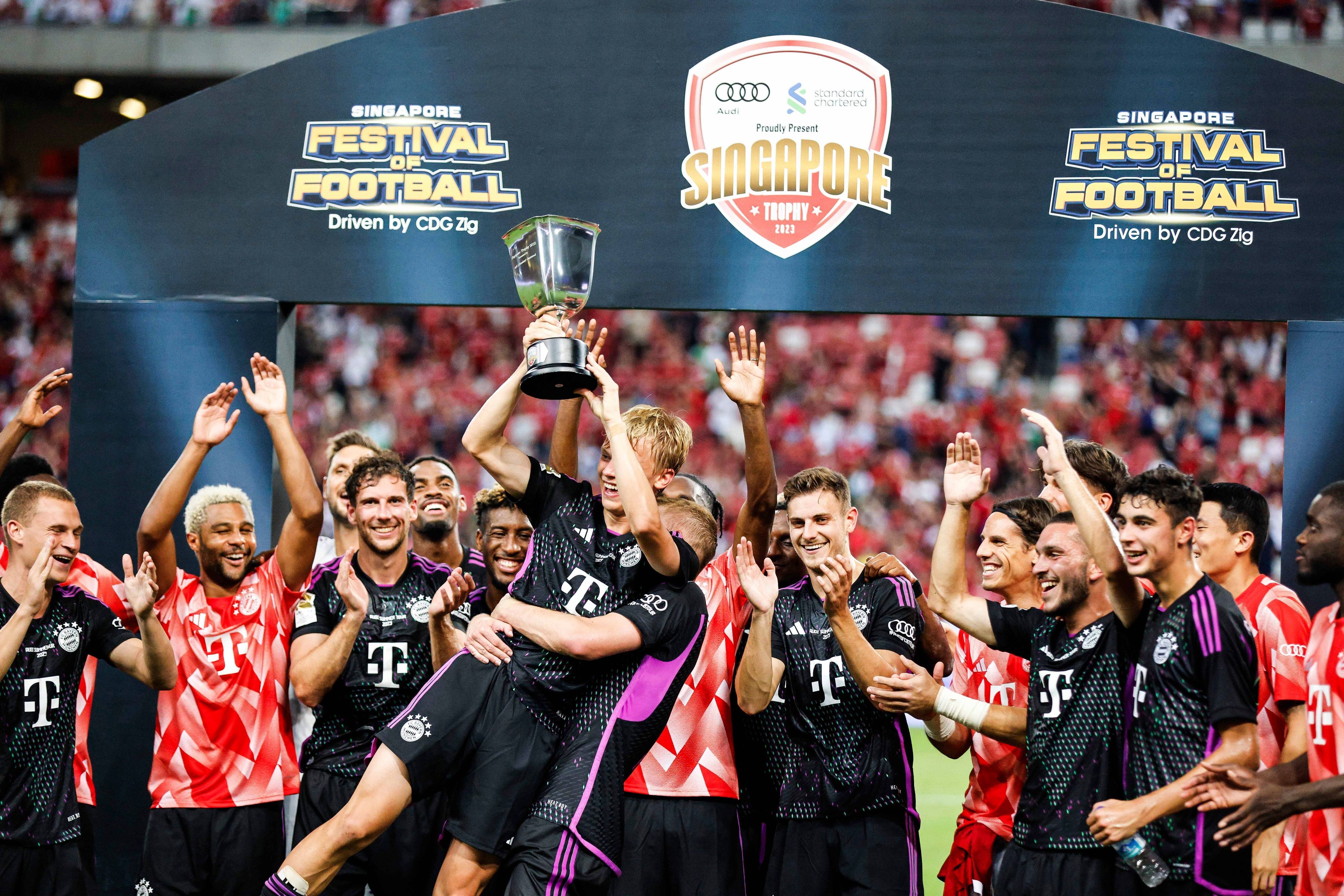 Der FC Bayern München feiert den Sieg gegen Liverpool in Singapur.