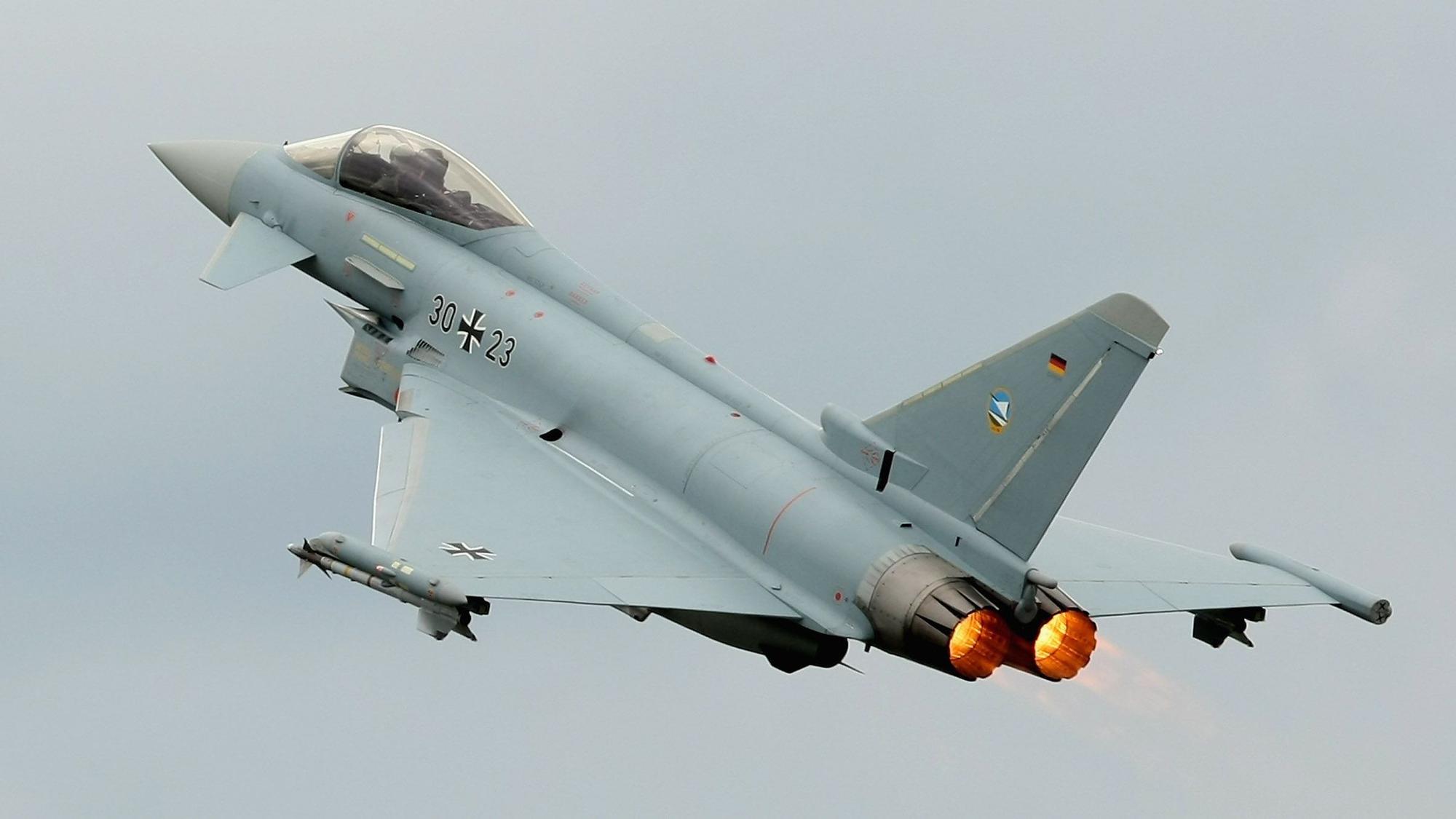 Ein Eurofighter der Luftwaffe bei einer Übung. In Norddeutschland war am Mittwoch der Überschnallknall der Kampfjets zu hören. (Archivbild)