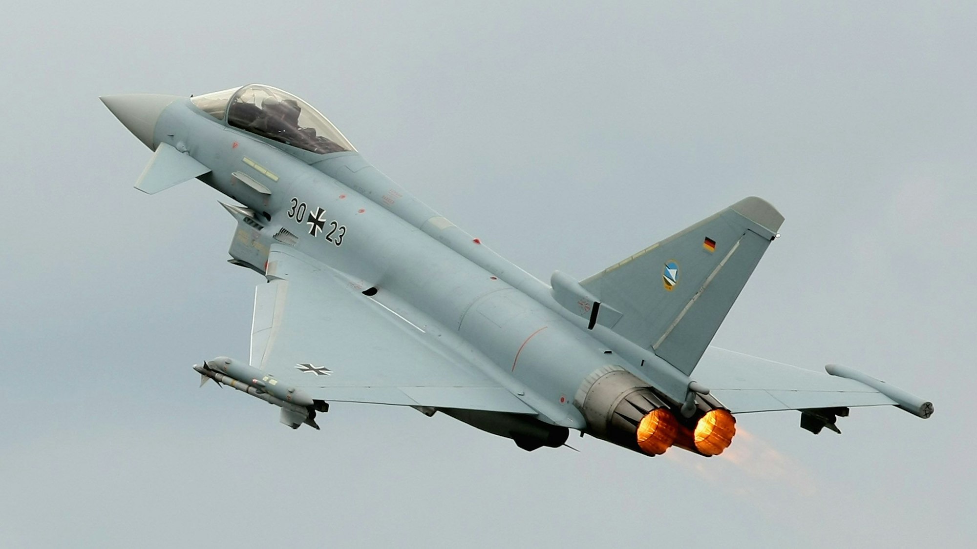 Ein Eurofighter der Luftwaffe bei einer Übung. In Norddeutschland war am Mittwoch der Überschnallknall der Kampfjets zu hören. (Archivbild)