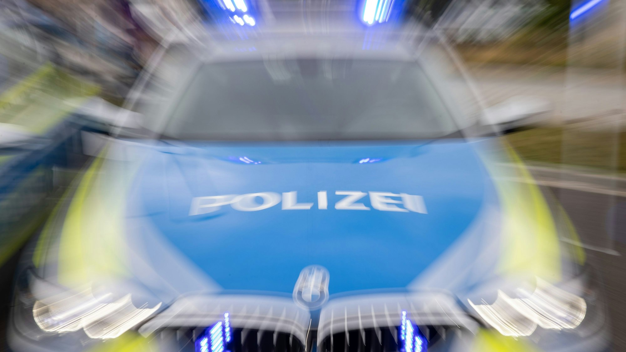 Das Foto zeigt einen Polizeiwagen im Einsatz.