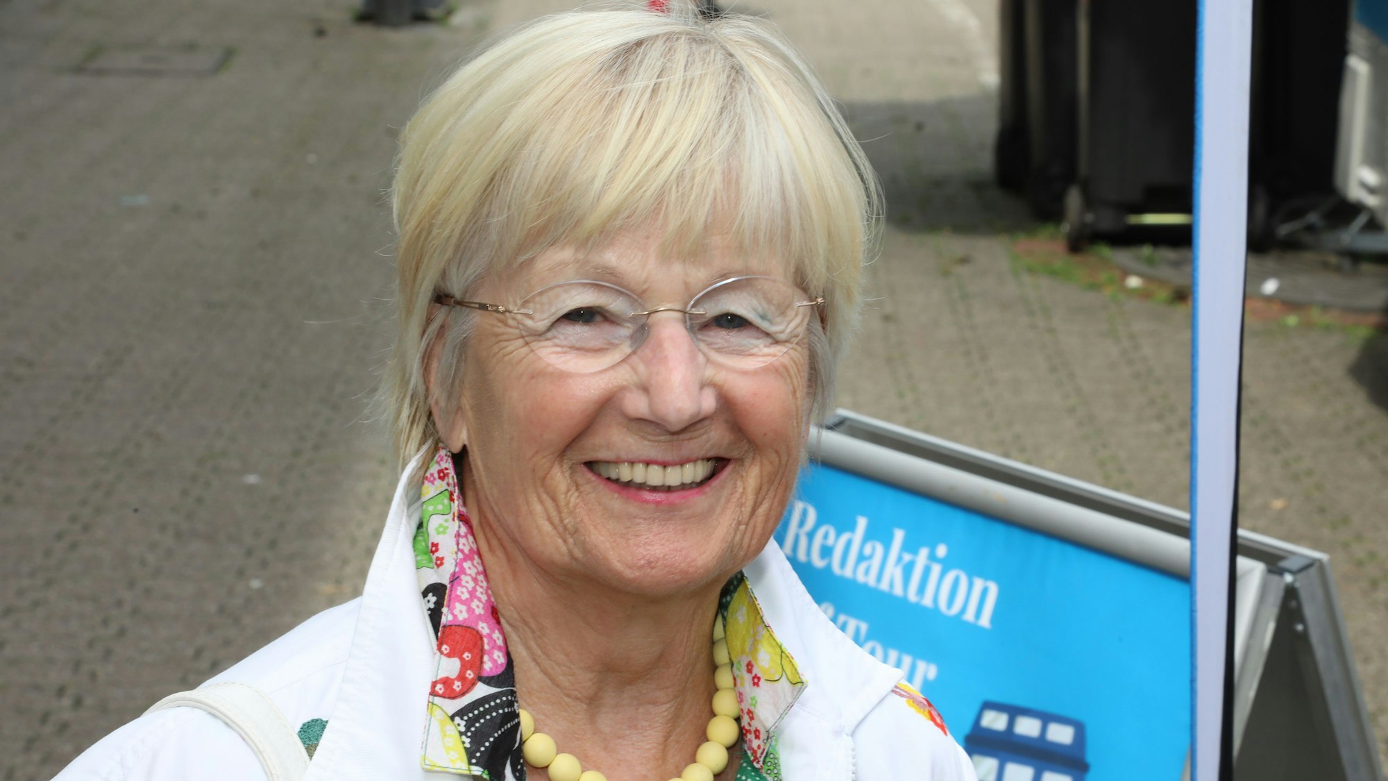 Rosemarie Heidkamp an der mobilen Redaktion in der Bensberger Schloßstraße.