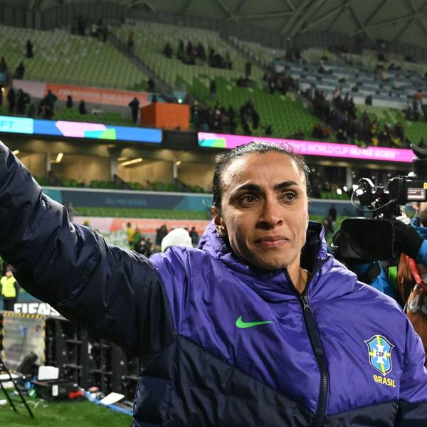 Marta winkt den Zuschauenden nach dem Unentschieden von Brasilien gegen Jamaika zu.