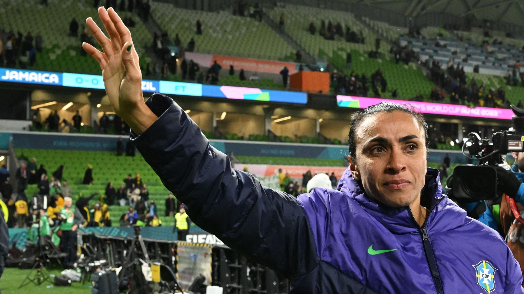 Marta winkt den Zuschauenden nach dem Unentschieden von Brasilien gegen Jamaika zu.