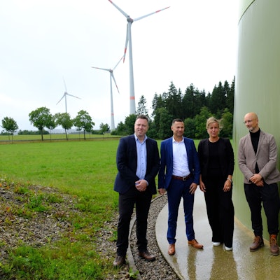Mona Neubaur sprach auf ihrer Reise in die Eifel mit (v.l.) Dr. Jakob Müller, Vorstand der GLS-Beteiligungs AG, die den Windpark in Schöneseiffen betreibt; Frank Poschen, Geschäftsführer des Schoeller Werk Hellenthal und Patrick Linnebach (GLS).