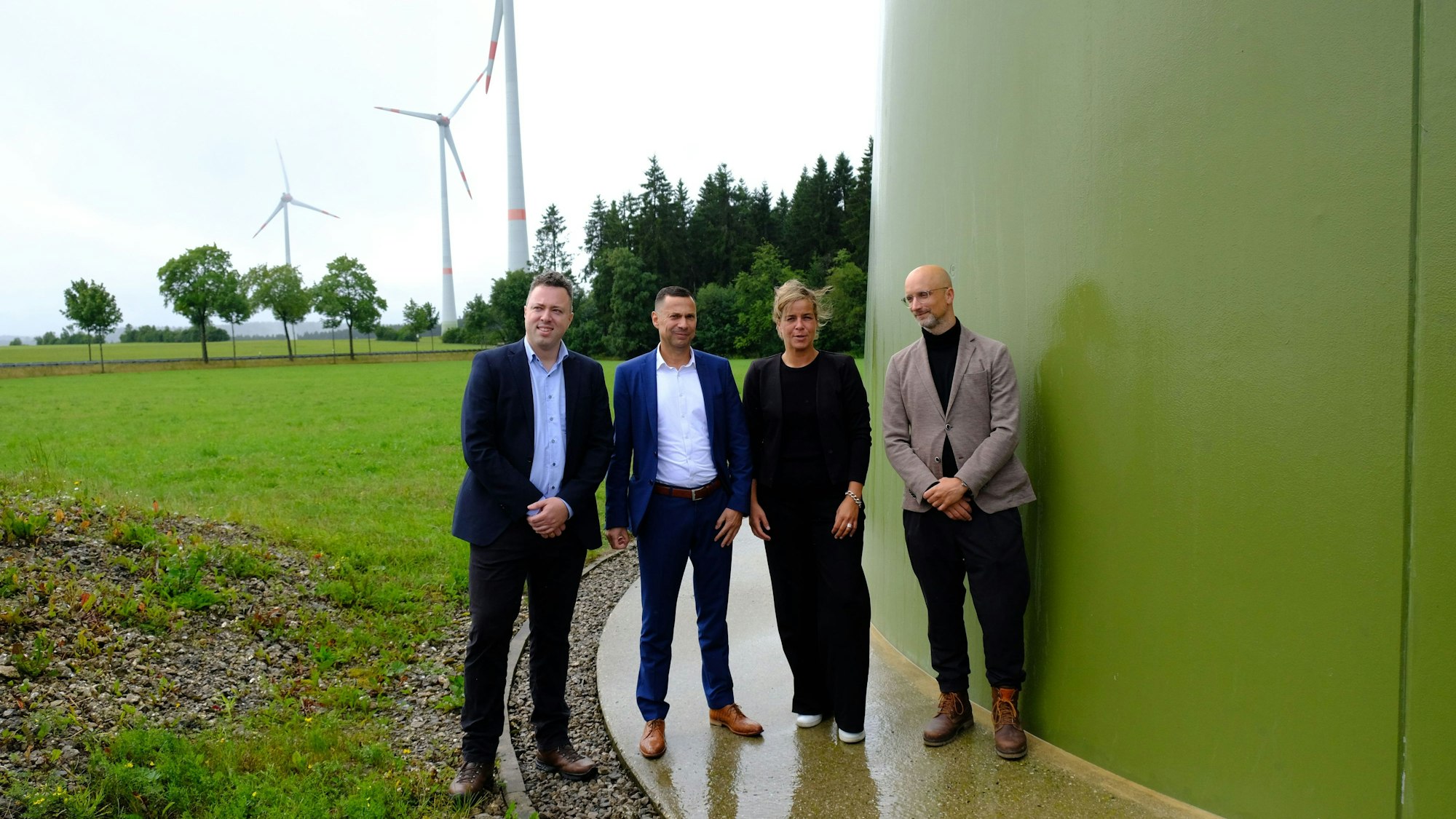 Mona Neubaur sprach auf ihrer Reise in die Eifel mit (v.l.) Dr. Jakob Müller, Vorstand der GLS-Beteiligungs AG, die den Windpark in Schöneseiffen betreibt; Frank Poschen, Geschäftsführer des Schoeller Werk Hellenthal und Patrick Linnebach (GLS).
