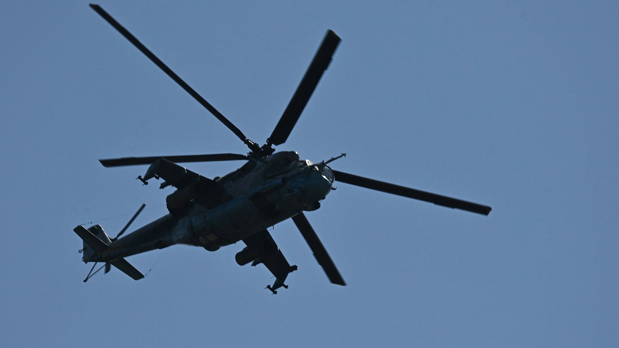 Ein belarussischer Militärhubschrauber fliegt im Rahmen einer Militärübung am Himmel und dreht ab. (Symbolbild)