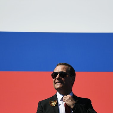 Dmitri Medwedew bei einer Militärparade in Moskau. Der Vizechef des russischen Sicherheitsrats rechnet mit schwindender westlicher Unterstützung für die Ukraine. (Archivbild)
