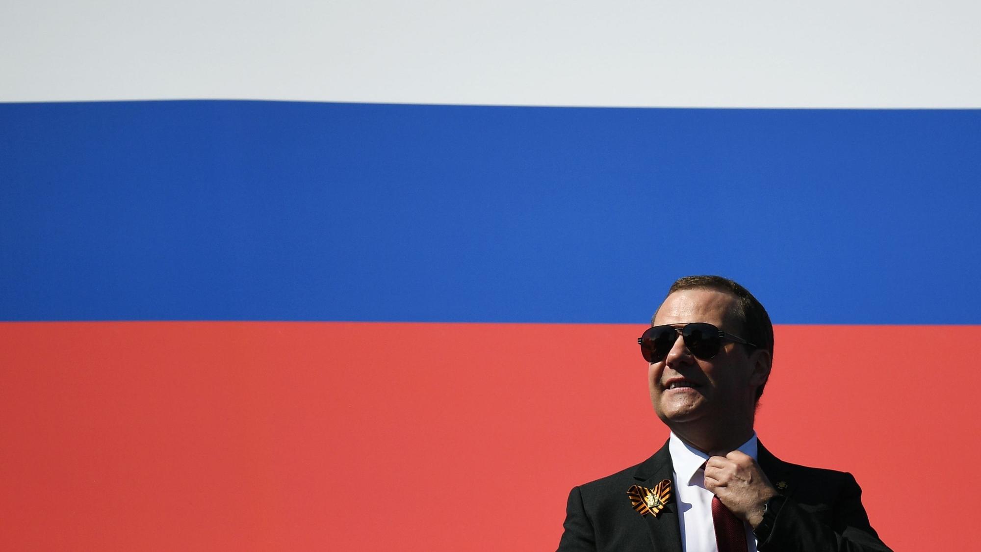 Dmitri Medwedew bei einer Militärparade in Moskau. Der Vizechef des russischen Sicherheitsrats rechnet mit schwindender westlicher Unterstützung für die Ukraine. (Archivbild)