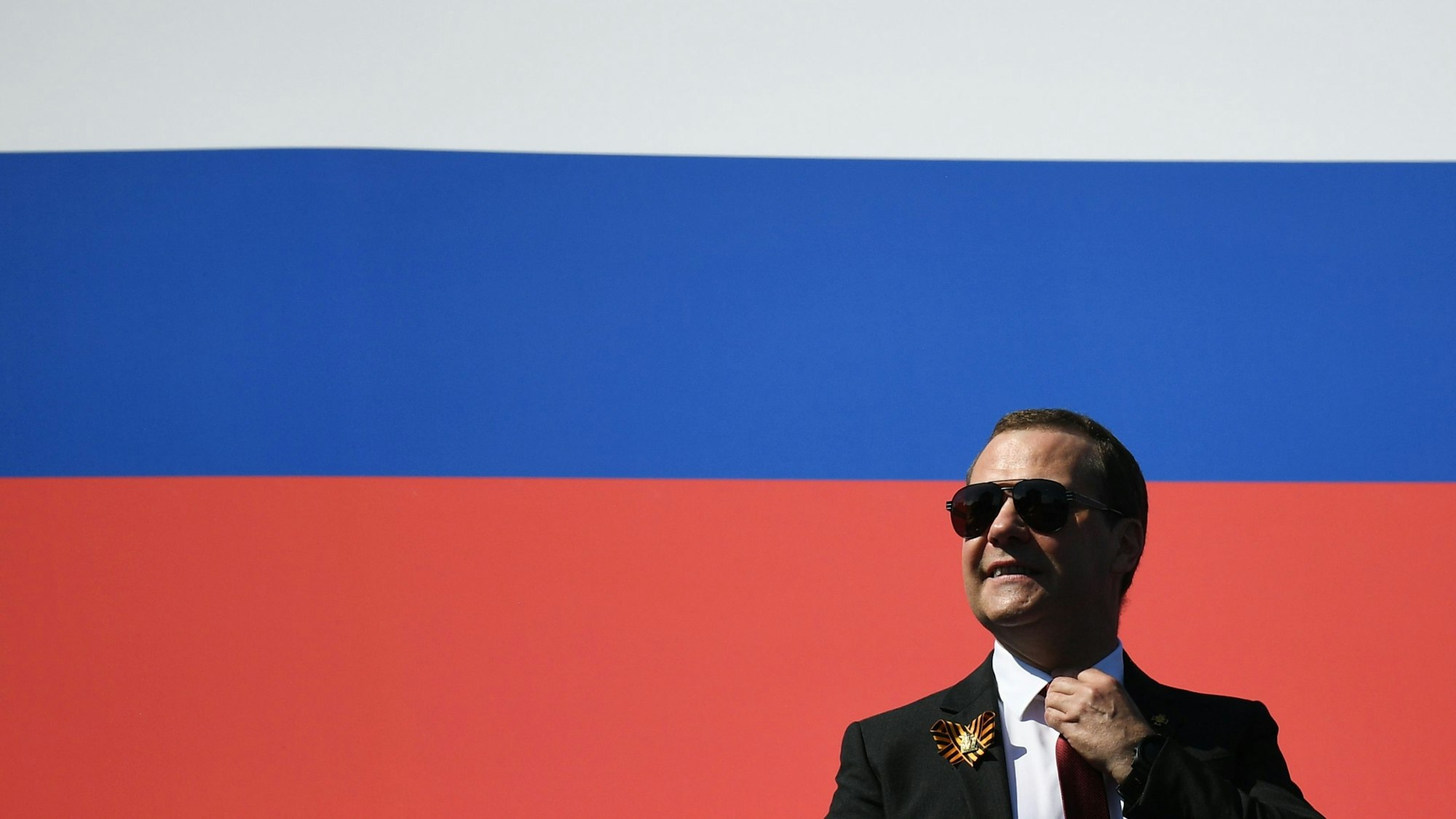 Dmitri Medwedew bei einer Militärparade in Moskau. Der Vizechef des russischen Sicherheitsrats rechnet mit schwindender westlicher Unterstützung für die Ukraine. (Archivbild)