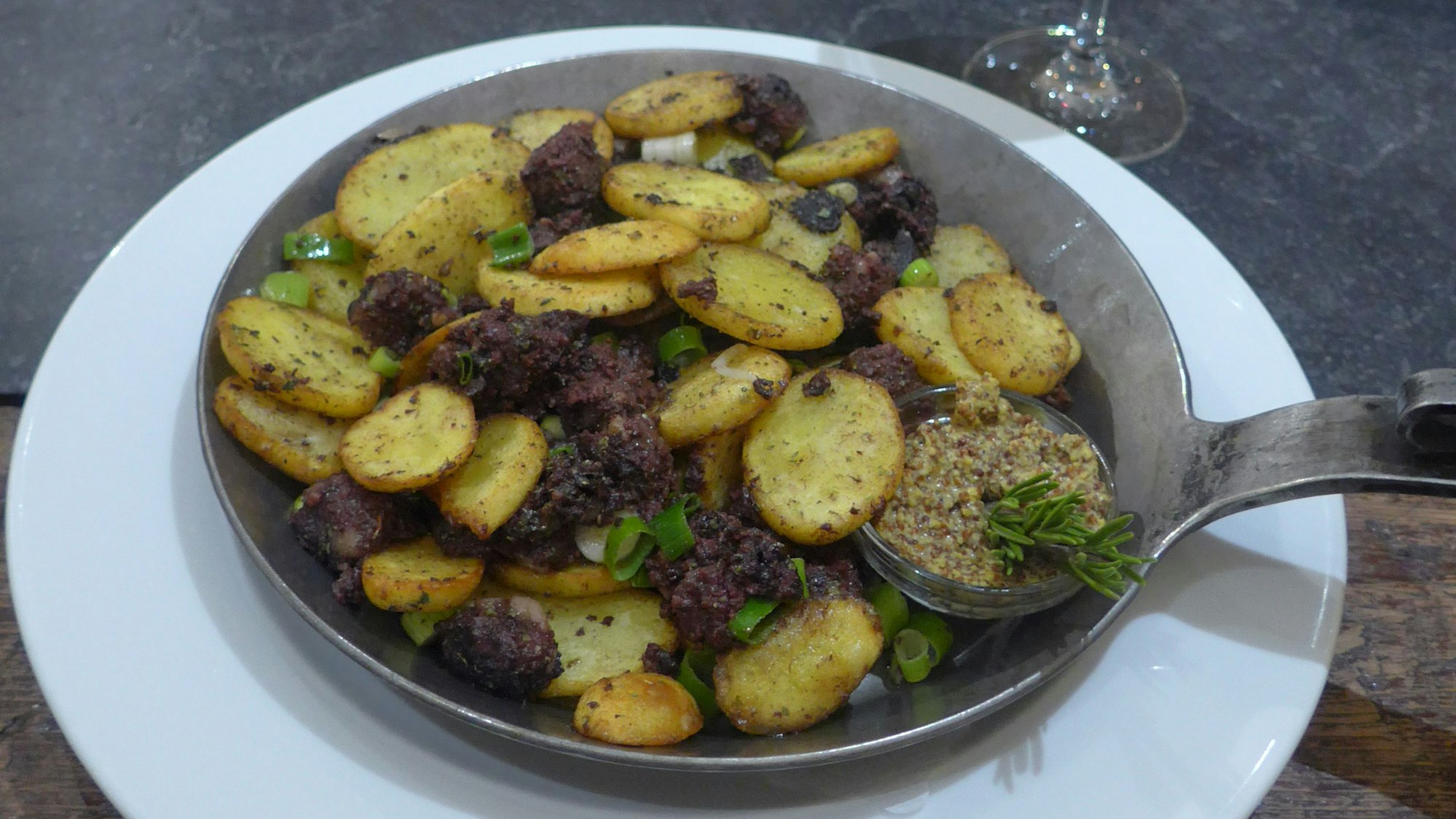 Blutwurst-Kartoffel-Pfanne mit Frühlingszwiebeln sind ein Klassiker aus der Küche des Dernauer Hofgartens.