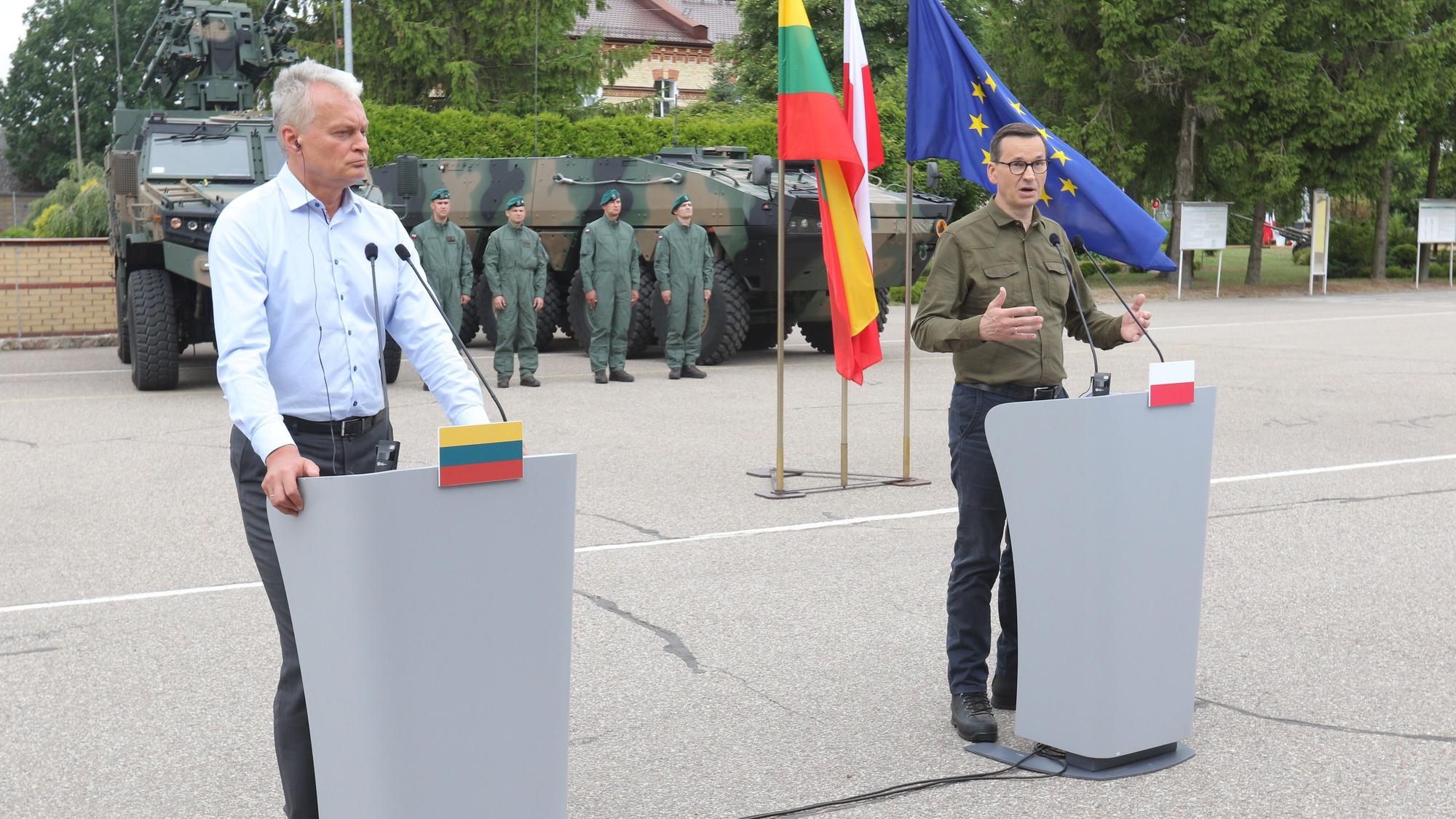 03.08.2023, Polen, Suwalki: Mateusz Morawiecki (r), Ministerpräsident von Polen, und Gitanas Nauseda, Präsident von Litauen, während einer Pressekonferenz nach ihrem Treffen in Suwalk. Morawiecki traf sich mit Nauseda, um die Zusammenarbeit angesichts der Drohungen im Zusammenhang mit der Präsenz der mit Russland verbundenen Wagner-Söldnergruppe in Belarus zu erörtern. Foto: Artur Reszko/PAP/dpa +++ dpa-Bildfunk +++
