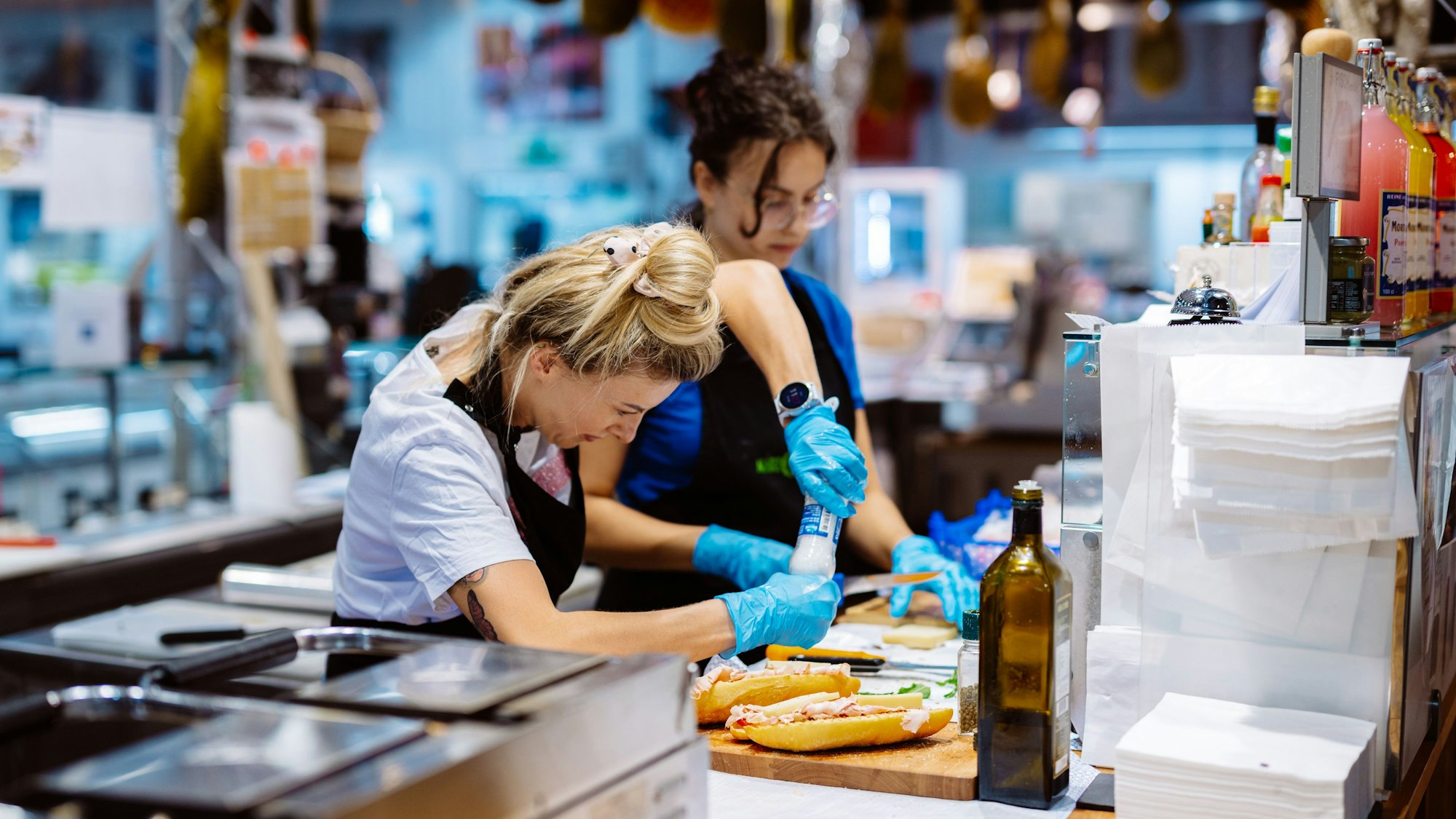 Die Mitarbeiter belegen frische Baguettes.