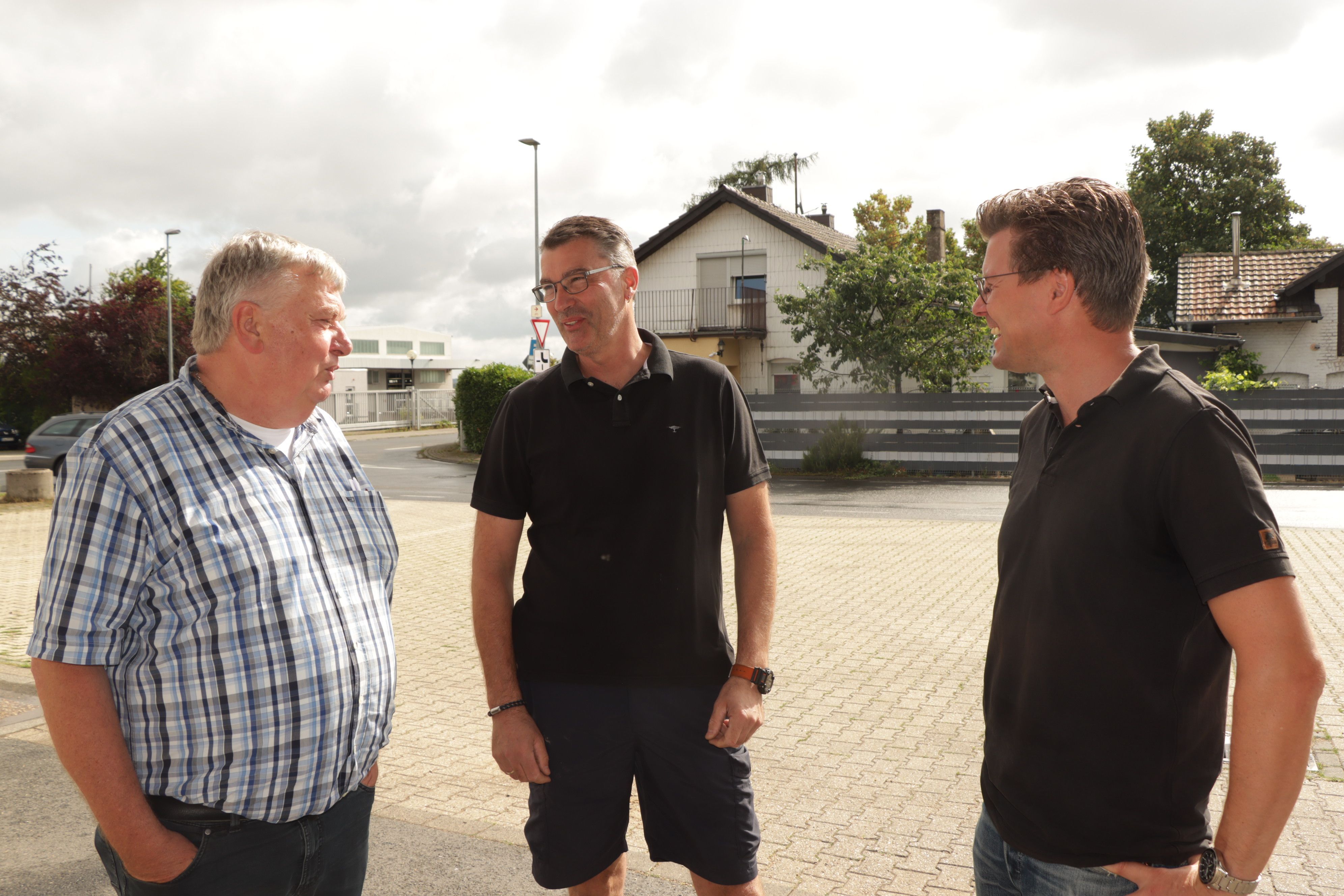 Das Foto zeigt Niederlassungsleiter Guido Vonderstuck mit Prokurist Heiner Klasen und Landwirt Toni Winkelhag im Gespräch.