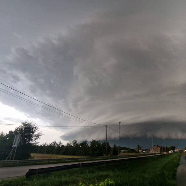 Eine Gewitter-Superzelle zieht beeindruckend über den Ortsteil Mestre von Venedig hinweg. Die Wolken legen sich dunkel über den Ort, eine Wolkensäule ragt in den Himmel. (Archivbild)