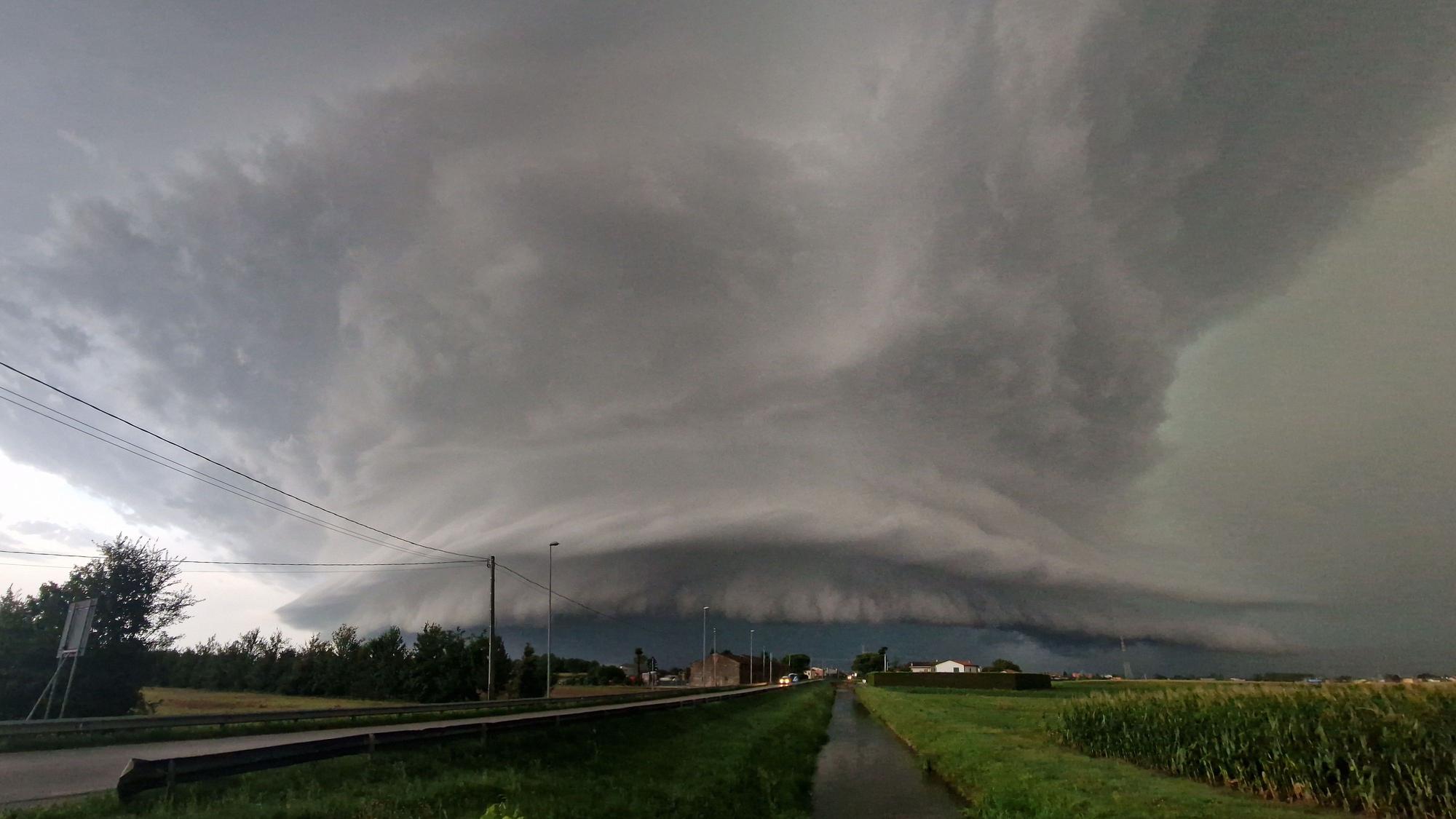 Eine Gewitter-Superzelle zieht beeindruckend über den Ortsteil Mestre von Venedig hinweg. Die Wolken legen sich dunkel über den Ort, eine Wolkensäule ragt in den Himmel. (Archivbild)
