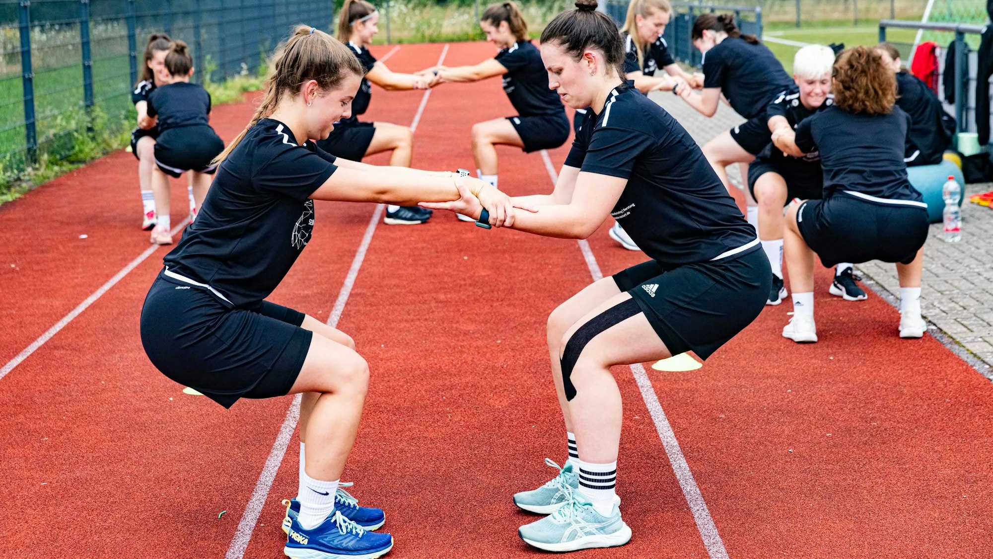 Zwei Spielerinnen des SV Rot-Weiß Merl machen eine Übung.