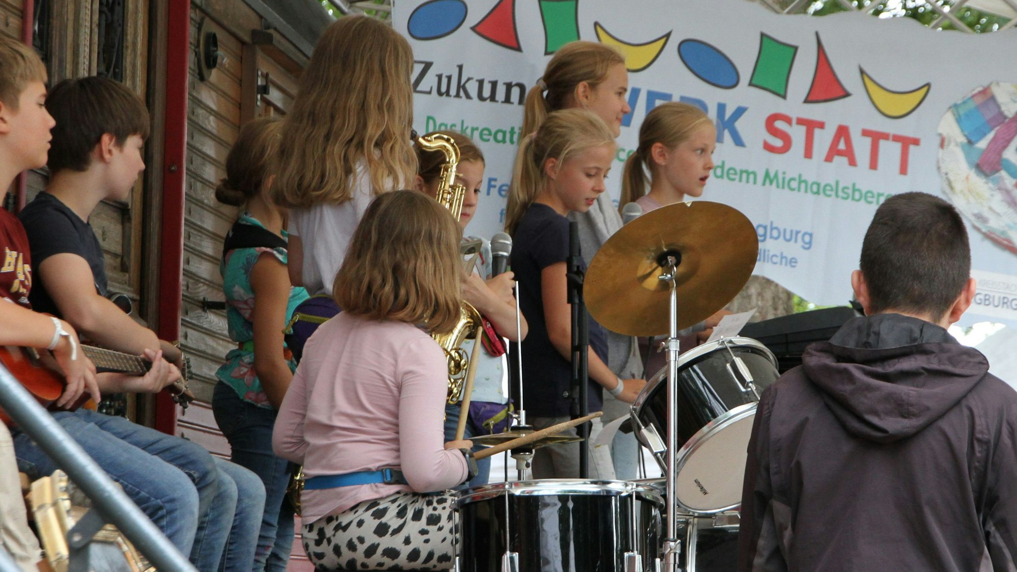Kinder und Jugendliche machen Musik