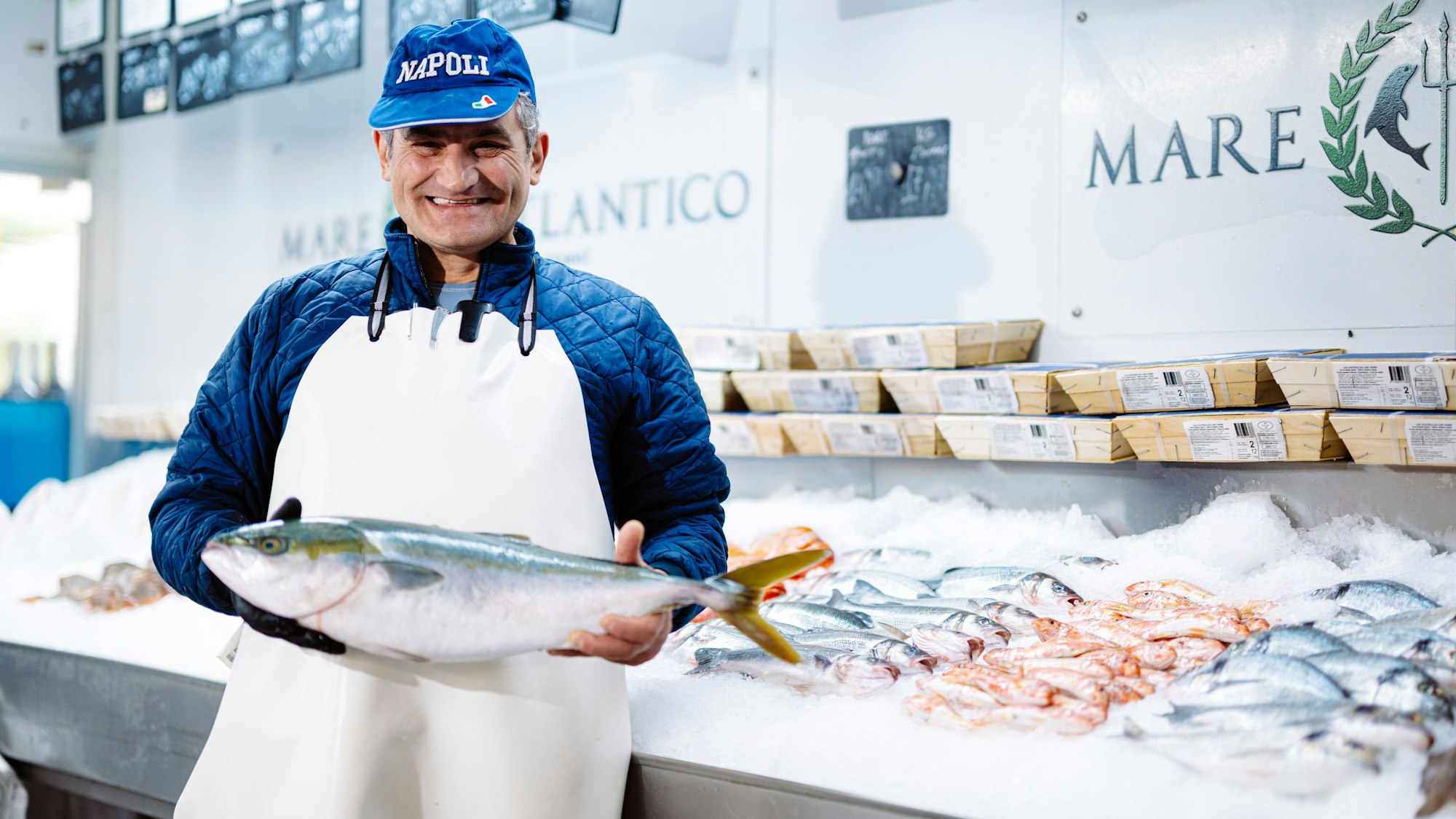 Fisch-Experte Bruno Granese an der Fischtheke des Mare Atlantico.