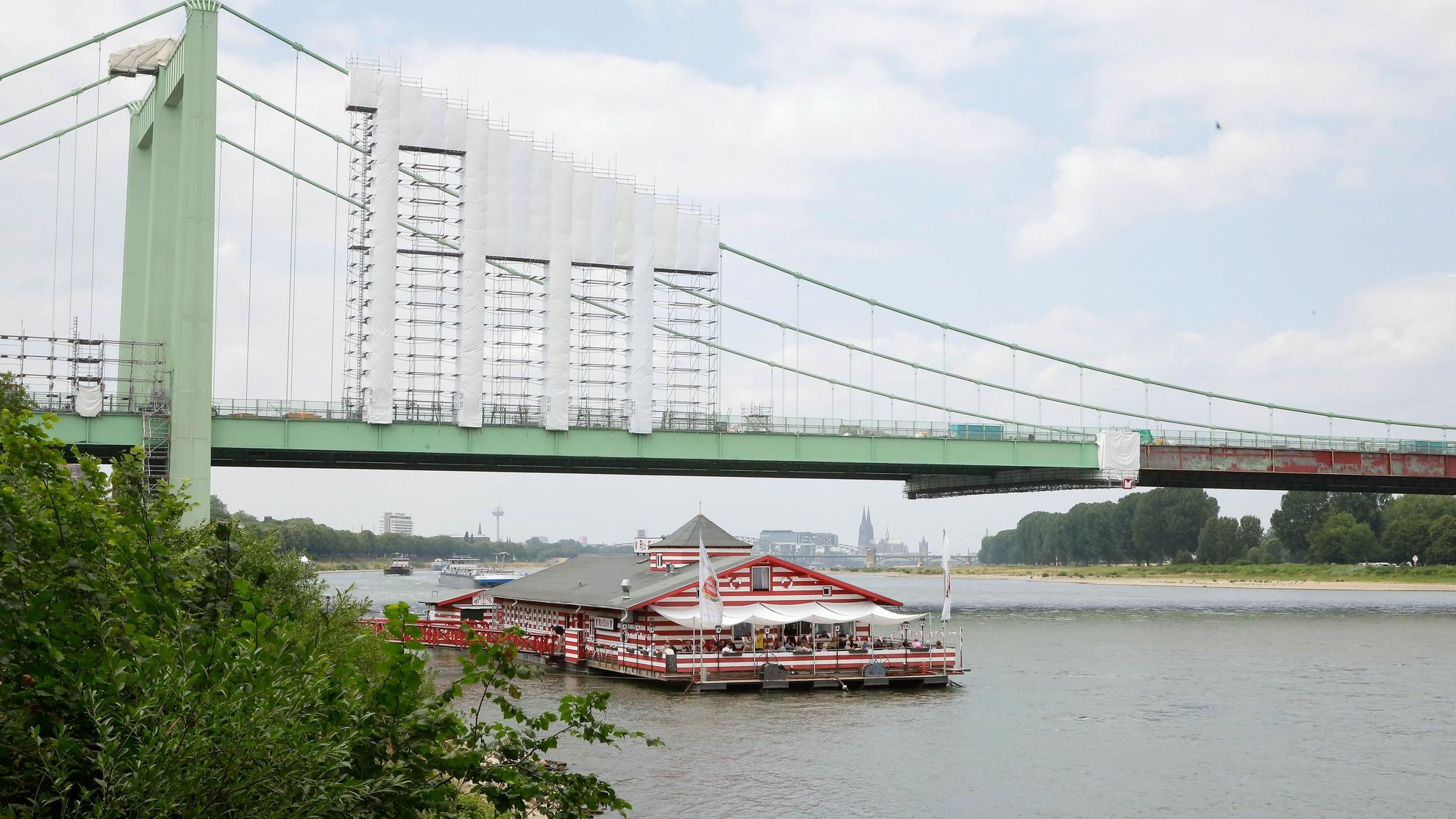Das Bootshaus „Alte Liebe“ liegt an der Rodenkirchener Brücke im Rhein vor Anker.