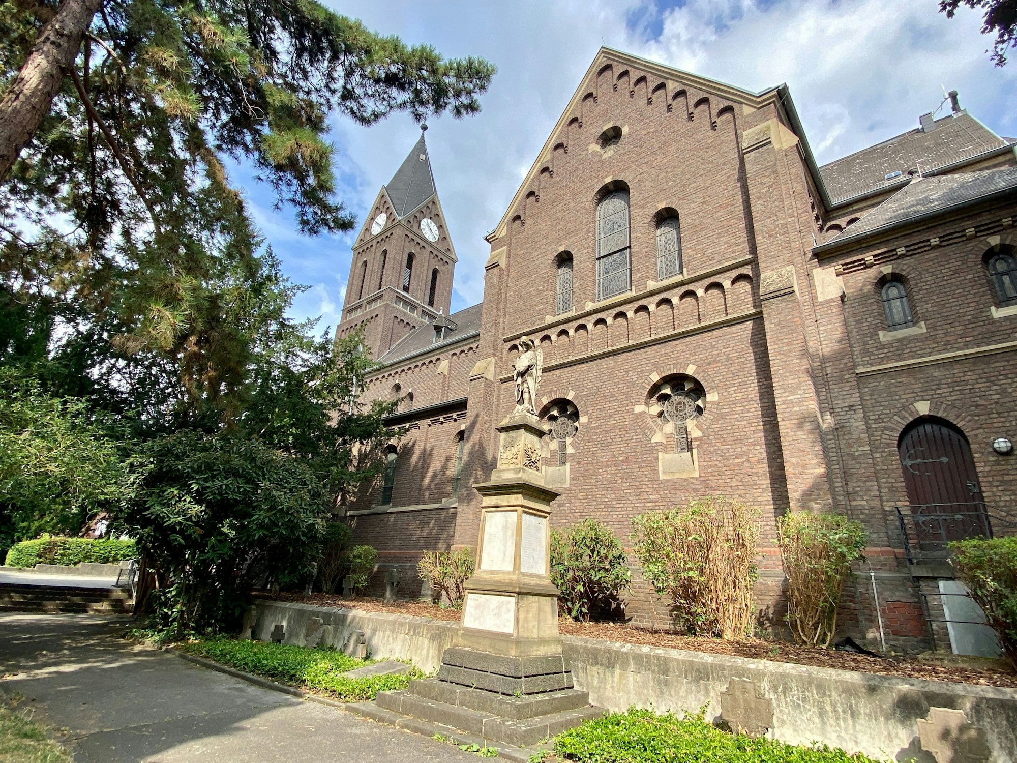 Das Foto zeigt die Kirche St. Katharina, die Fassade besteht aus Backsteinen.