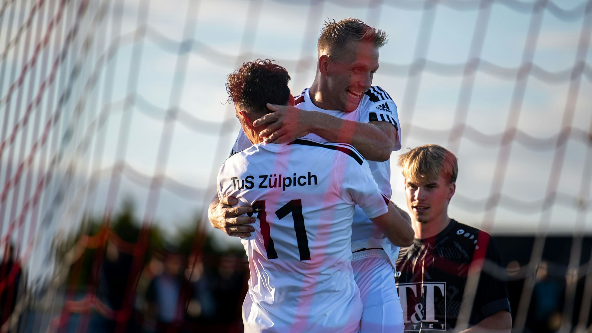 Das Bild zeigt Marco Weinhold, wie er Torschütze Luca Ohrem in die Arme springt.