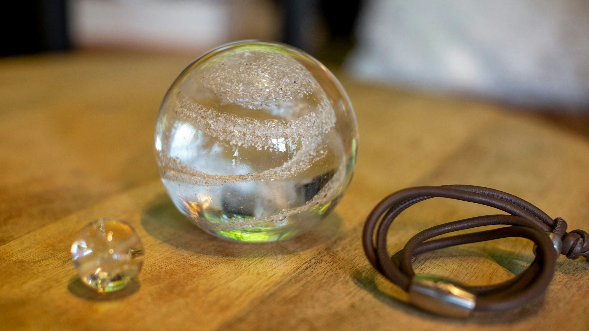 Eine Kristallkugel und ein Armband.