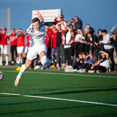 Zülpichs Luca Ohrem schlägt eine Flanke in den Strafraum.