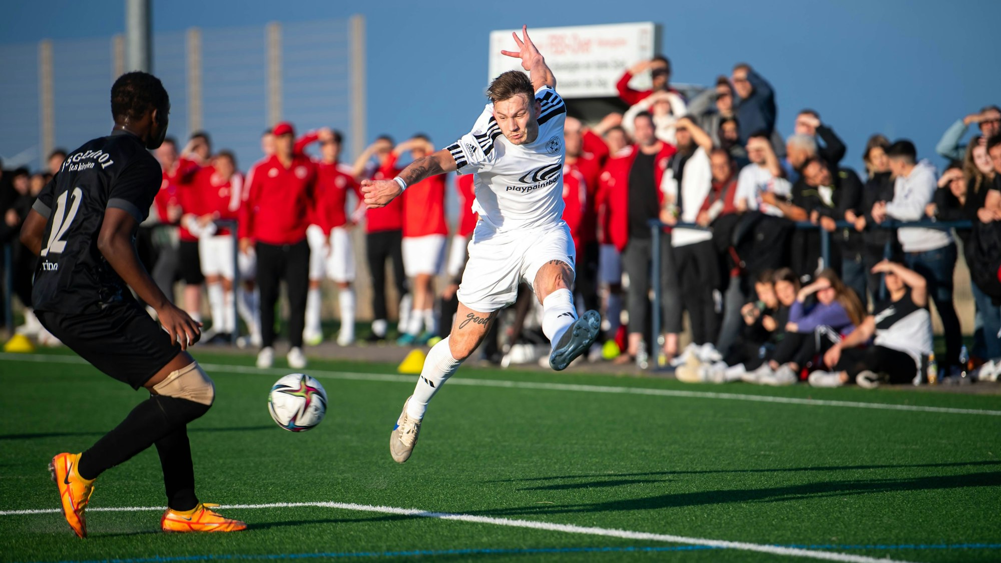 Das Bild zeigt Fußballer Maxi Patt, wie er versucht, einen Ball in den Strafraum zu schießen.