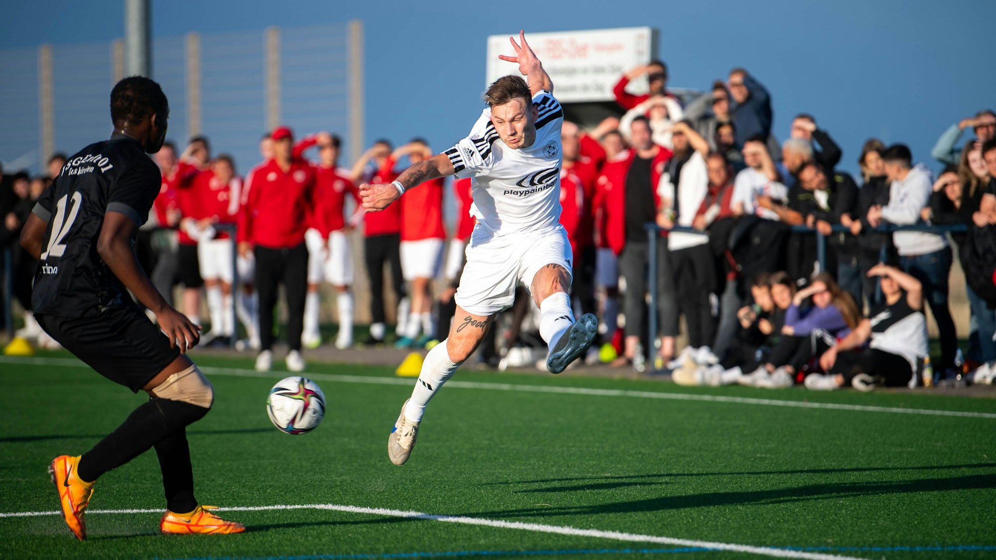 Zülpichs Luca Ohrem schlägt eine Flanke in den Strafraum.