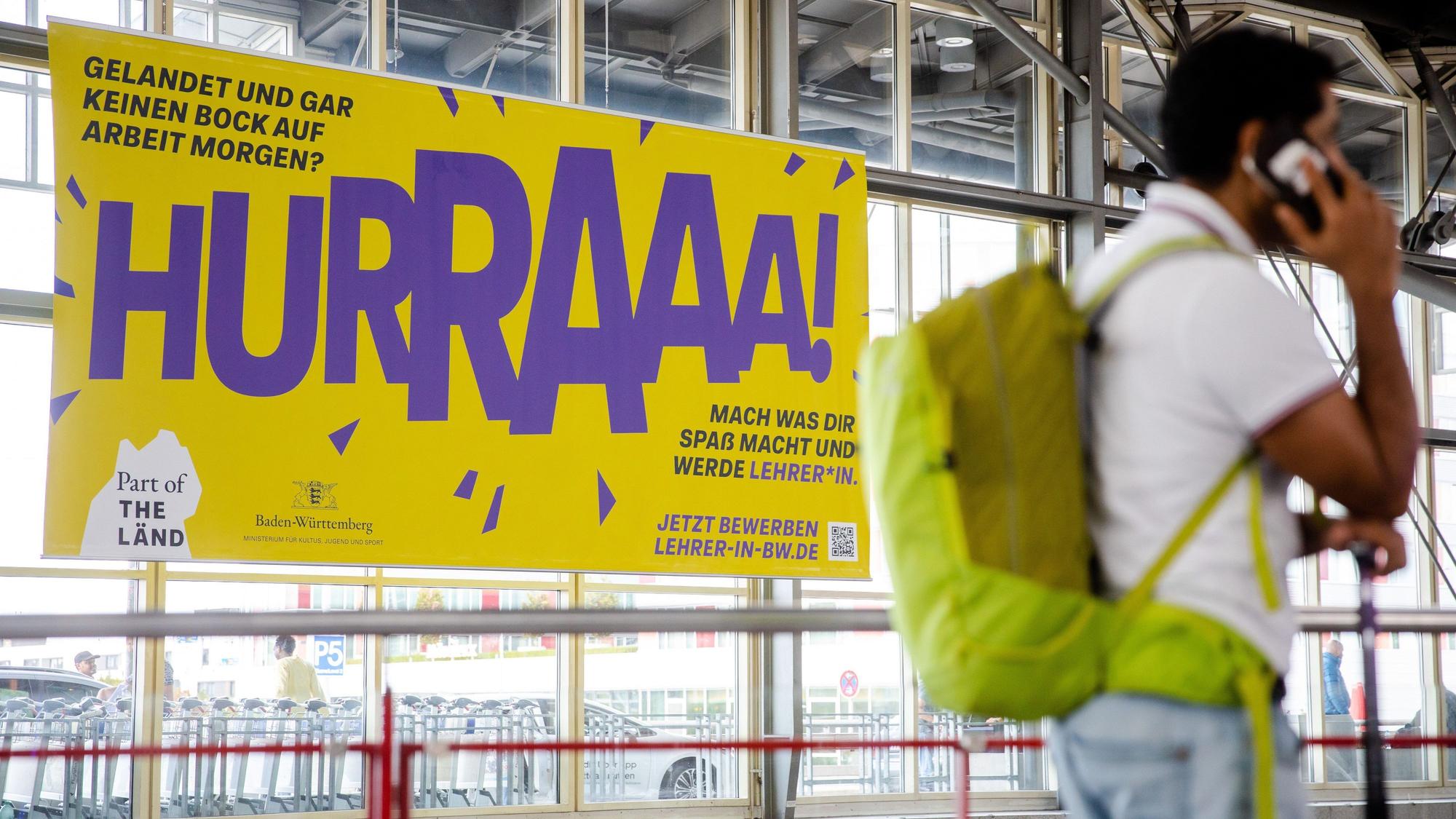 Werbeplakat in der Kritik: Am Flughafen Stuttgart störten sich viele Betrachterinnen und Betrachter an dem Werbeplakat für den Lehrer-Job.