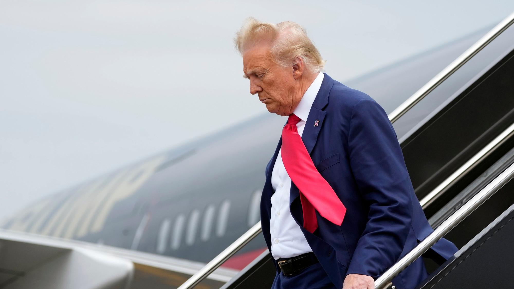 Donald Trump, ehemaliger Präsident der USA, kommt auf dem Ronald Reagan Washington National Airport an.
