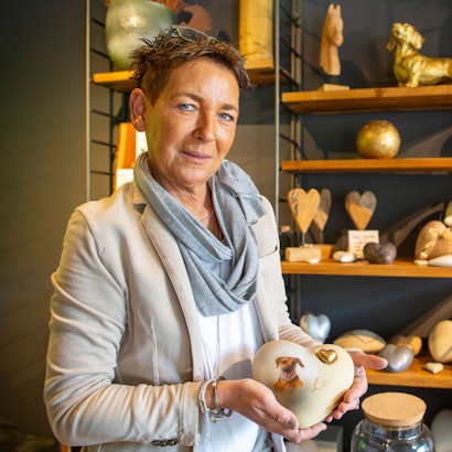 Tierbestatterin Lea Schenker mit Urnen.