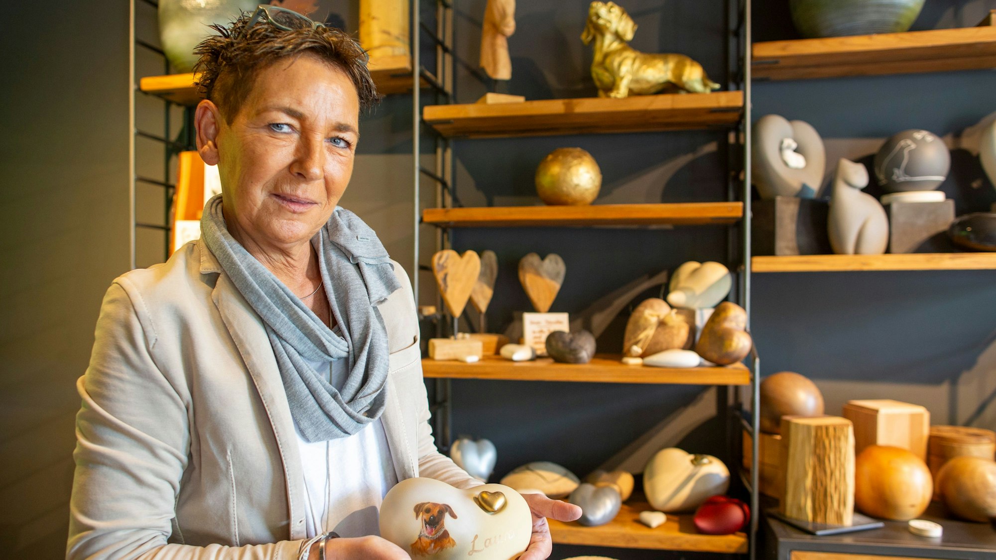 Tierbestatterin Lea Schenker mit Urnen.