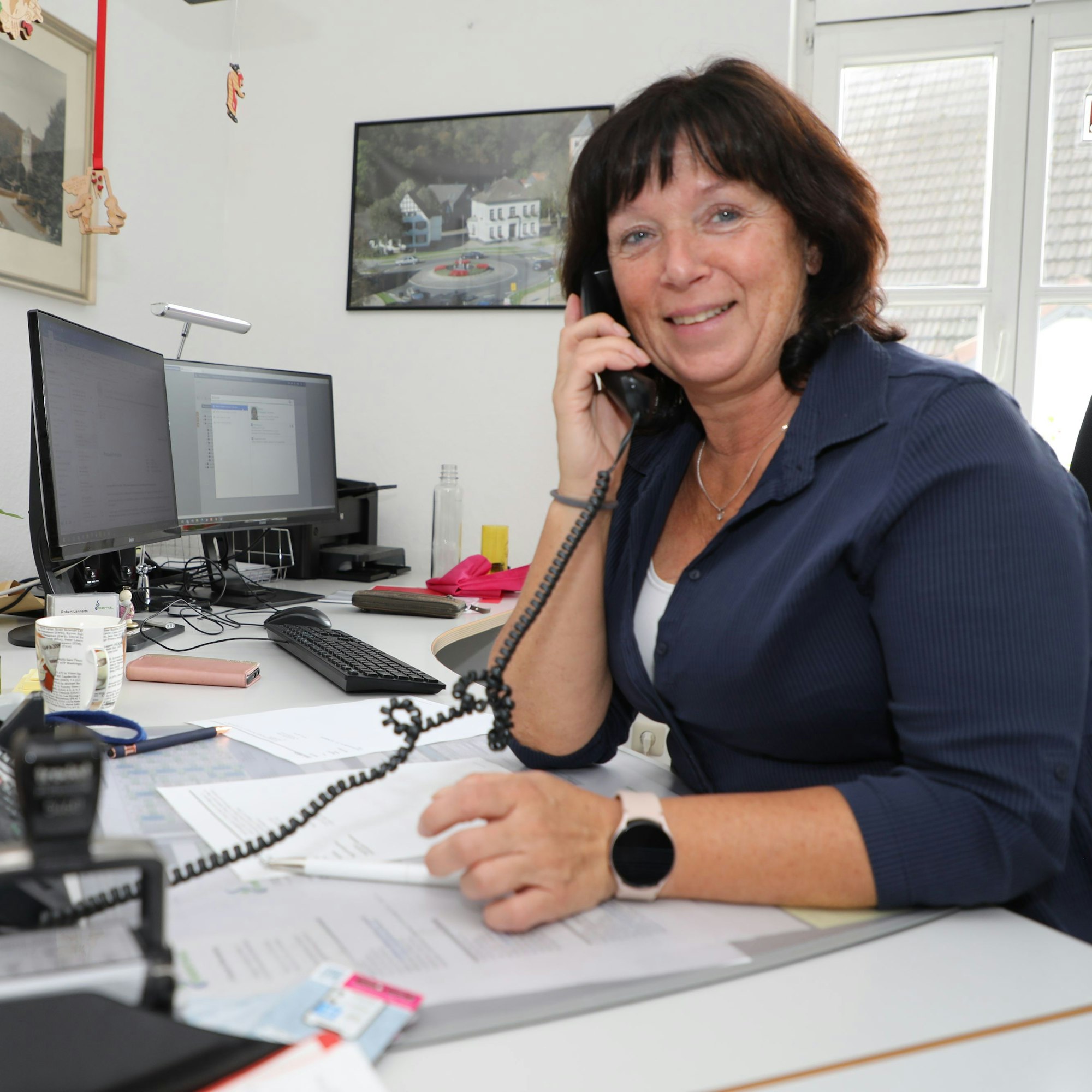 Chefsekretärin Martina Schünke telefoniert im Vorzimmer von Bürgermeister Robert Lennerts.
