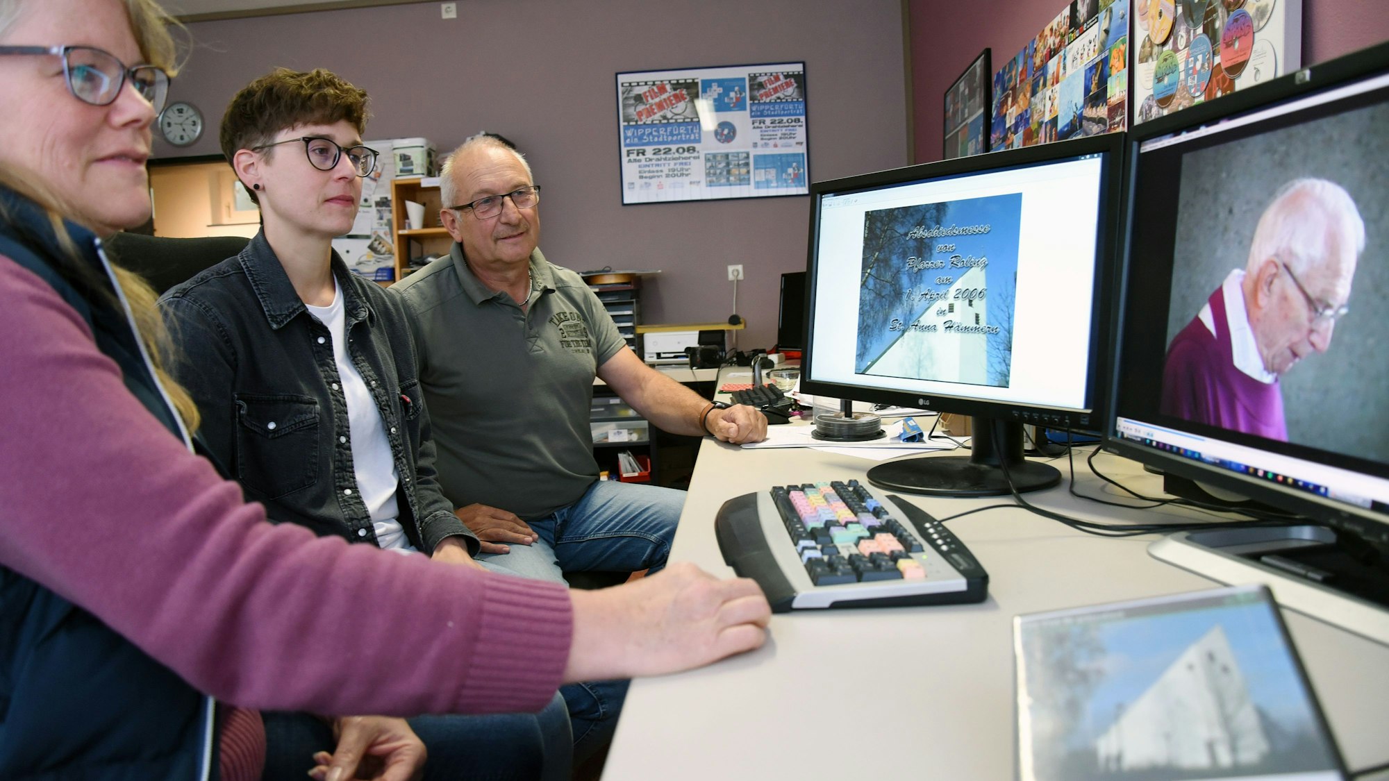 Anja Kausemann, Sarah Zeppenfeld und Klaus Fink (v.l.) sehen sich den Film an.
