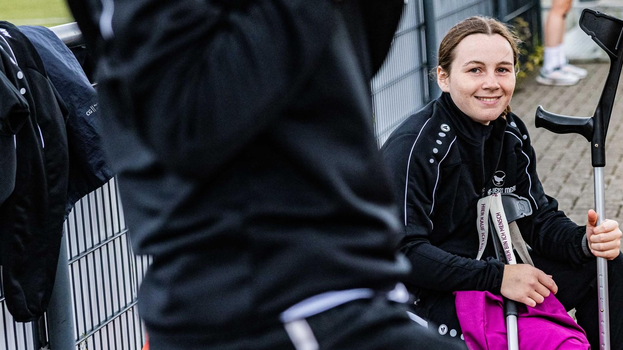 Spielerin Laura Forcella mit ihren Krücken.