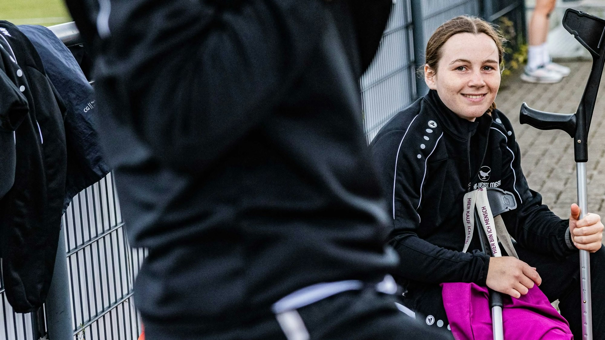 Spielerin Laura Forcella mit ihren Krücken.