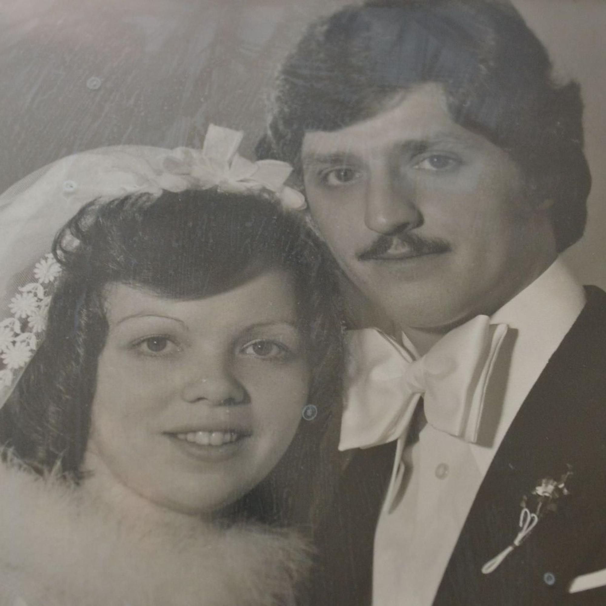 Auf einem Schwarz-weiß Foto sind die Eheleute Hildegard und Rudolf Keul abgebildet. Sie tragen Hochzeitskleidung.