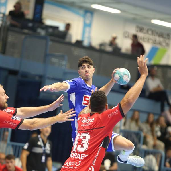 Ein Handballer in einer Spielsituation beim Torschuss.