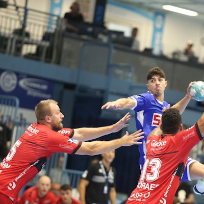 Ein Handballer in einer Spielsituation beim Torschuss.