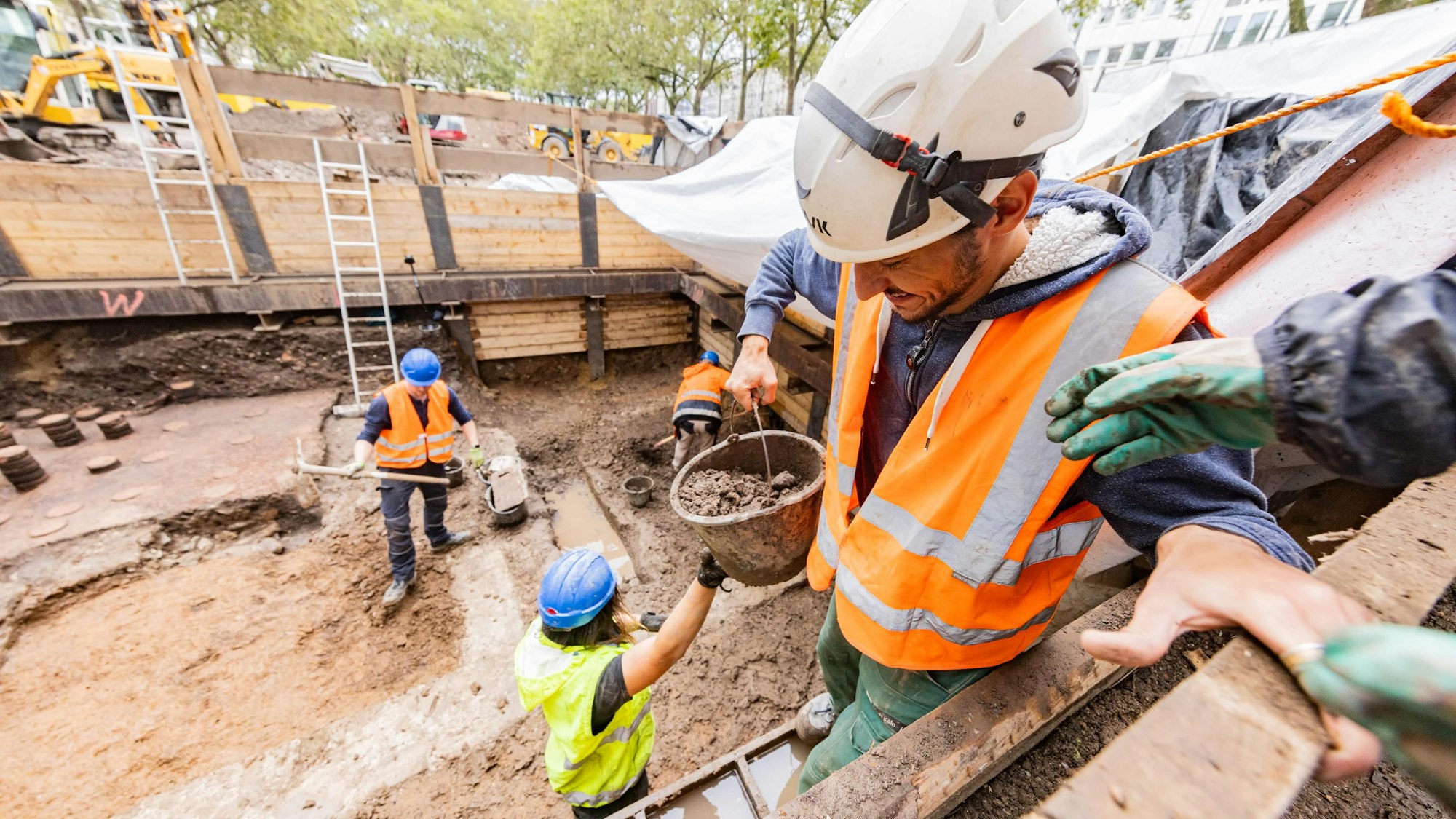 Bauarbeiter in der Grube