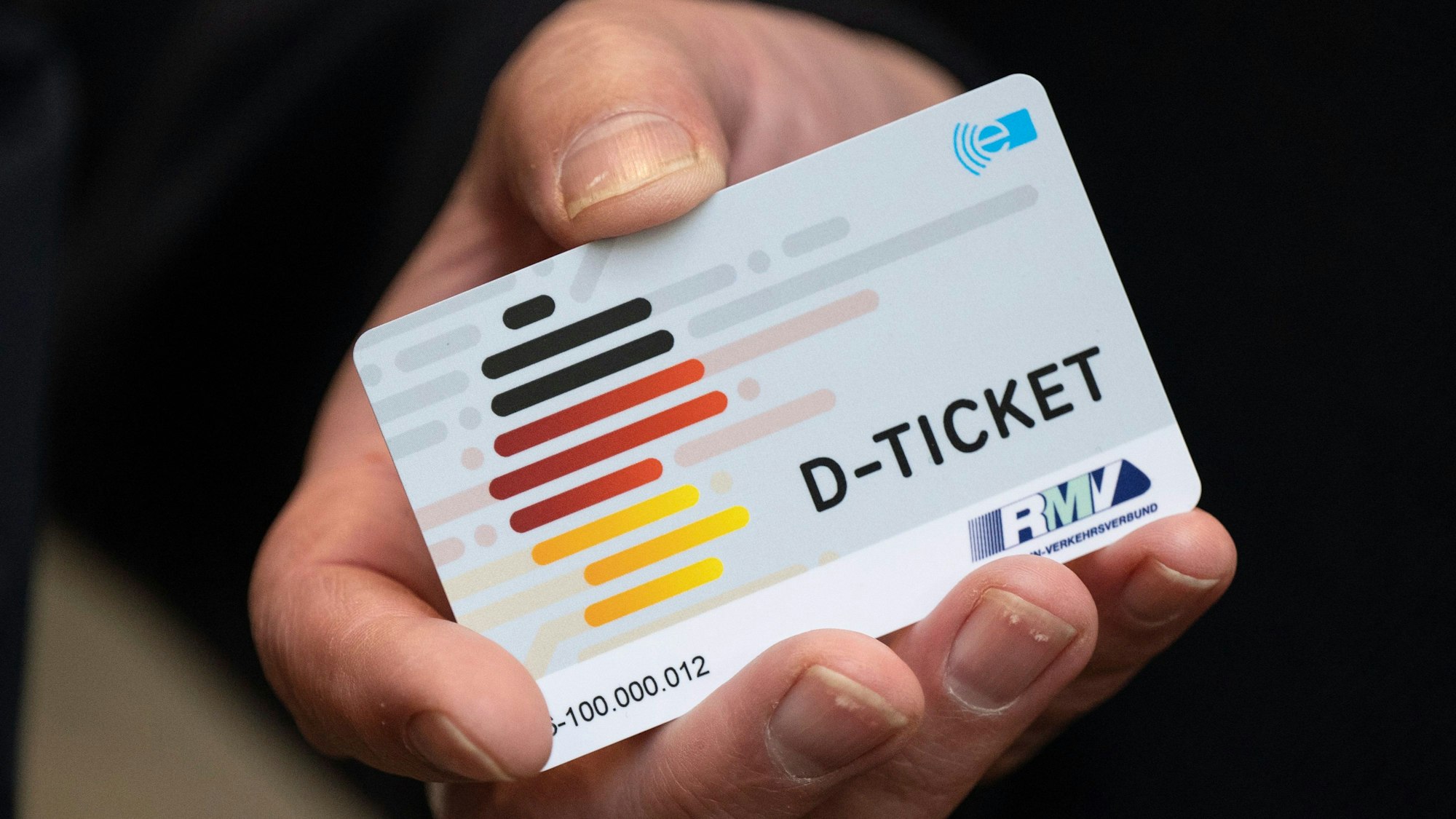Das Bild zeigt ein Deutschland-Ticket im Scheckkarten-Format.