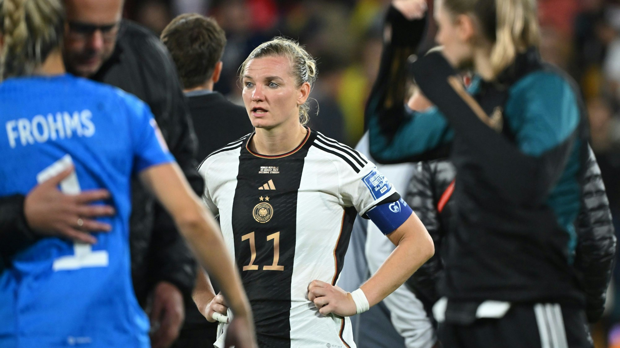 Deutschlands Alexandra Popp steht enttäuscht nach der Partie.